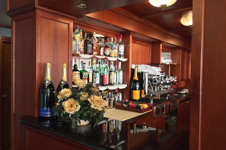Lounge 18 of 28