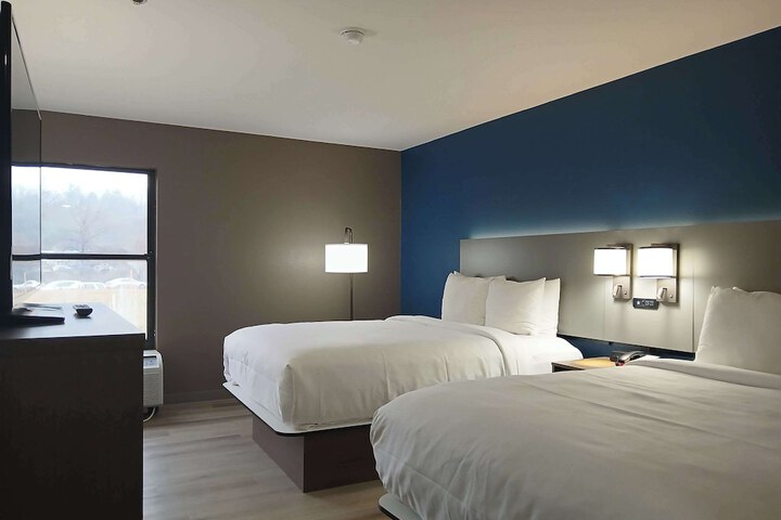 2 Queen Beds (18 of 20)
