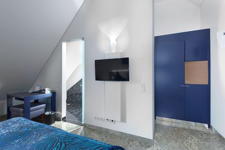 Room 12 of 32
