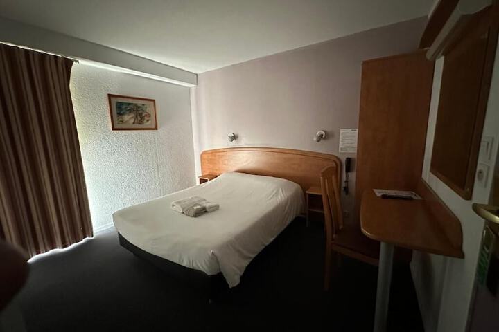 Room 7 of 18