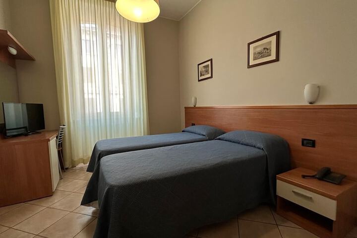 Room 16 of 36