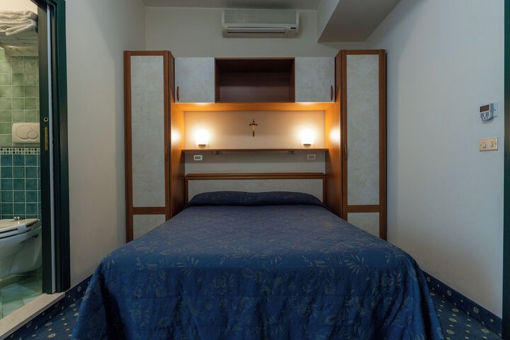 Room 10 of 42