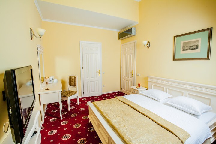 Room 2 of 47