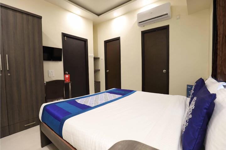 Room 4 of 9