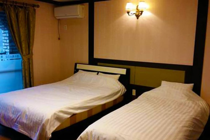 Room 4 of 23