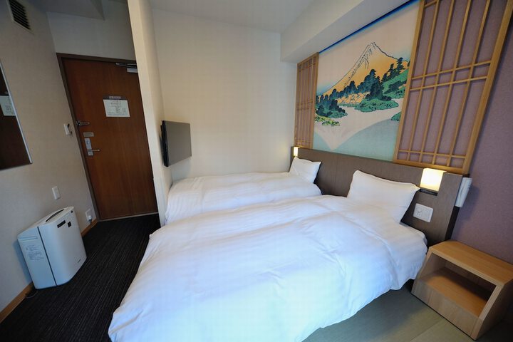 Room 5 of 93