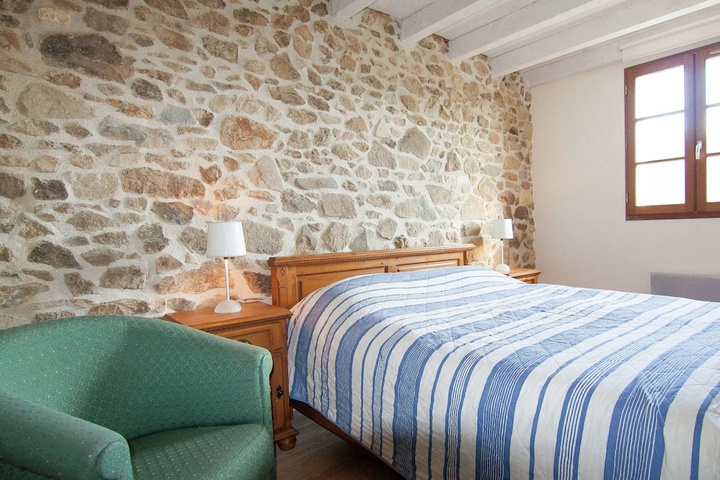 Room 4 of 16