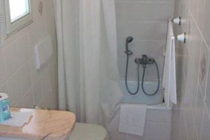 Room 16 of 33