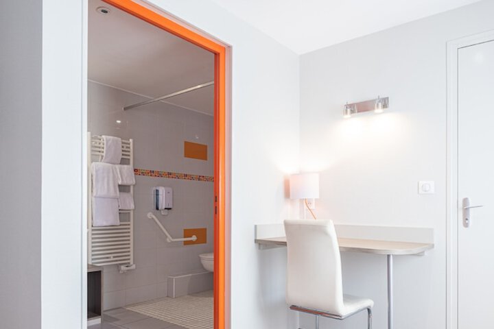 Room 10 of 93