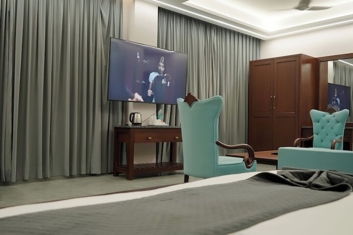 Room 17 of 38