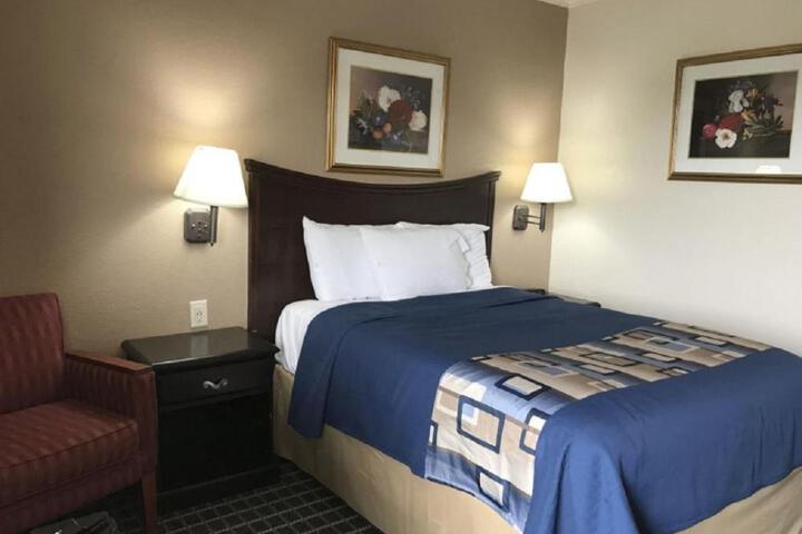 1 Queen Bed (2 of 11)
