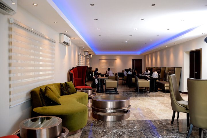 Lounge 23 of 33