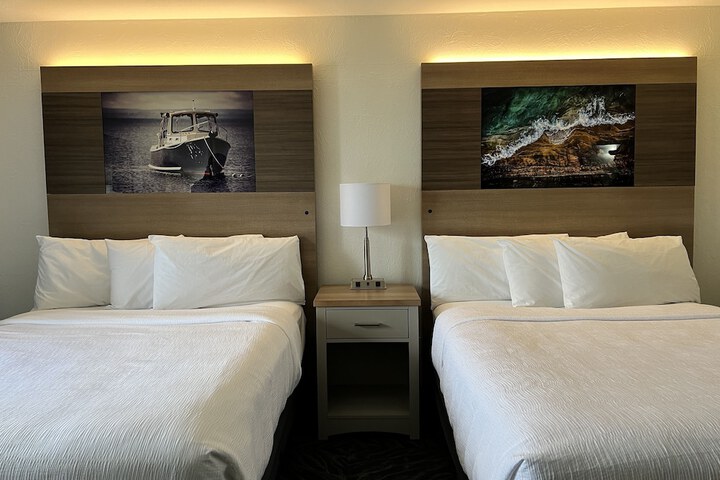 Deluxe 2 Queen Beds Beach View Balcony (3 of 8)