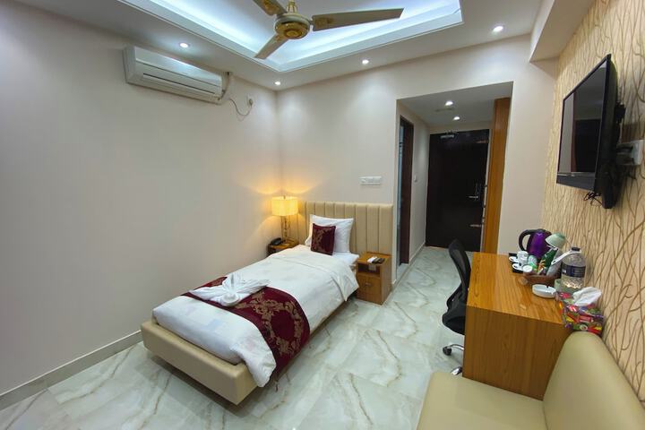 Room 9 of 25