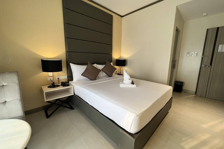 Room 4 of 16