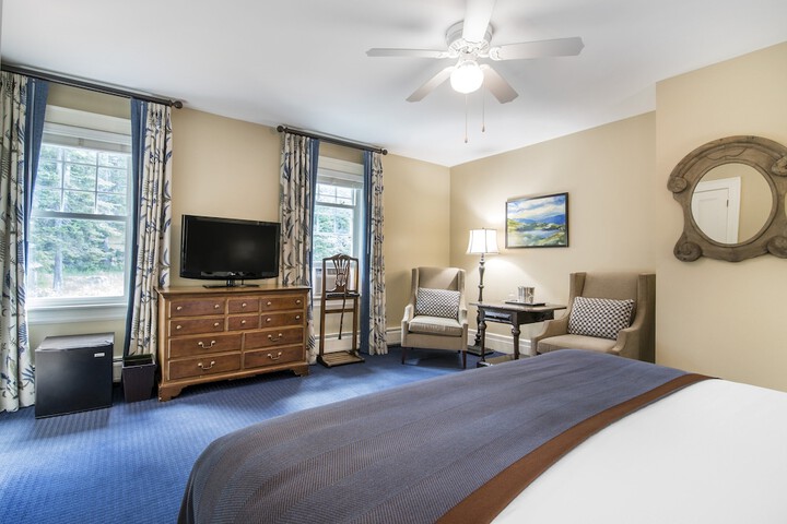 Deluxe King Bed (5 of 13)