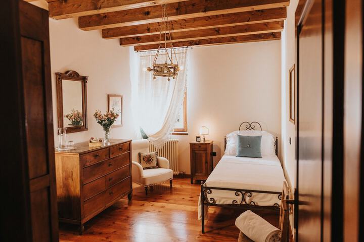 Room 7 of 26