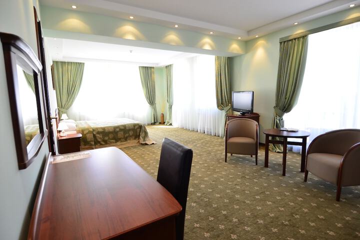 Room 11 of 28