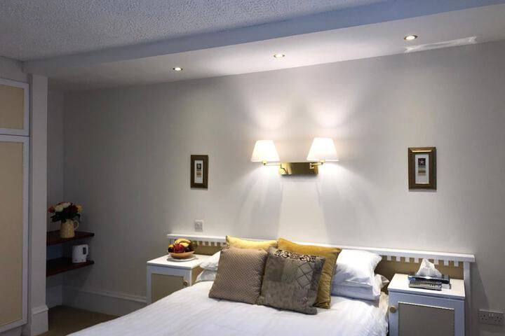 Room 9 of 42