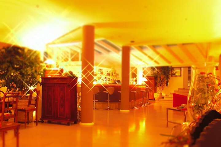 Lounge 31 of 49