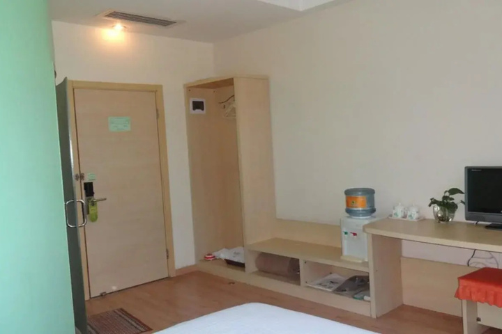 Room 6 of 14