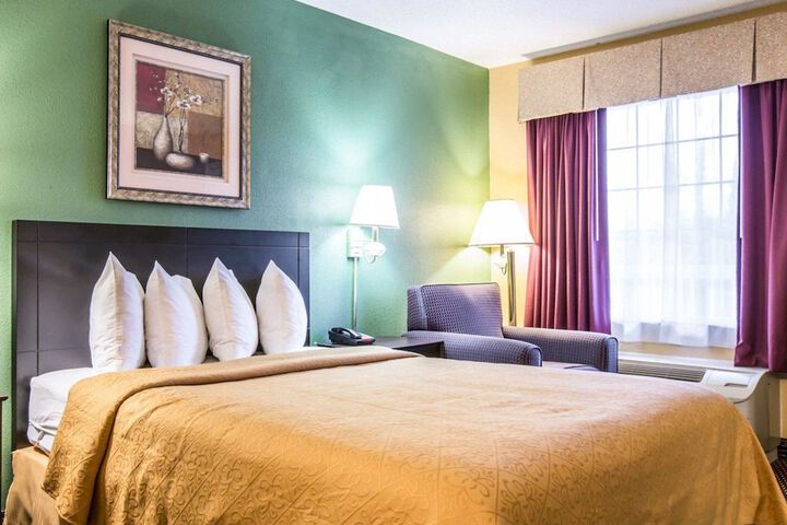 1 Queen Bed Accessible Room (4 of 13)