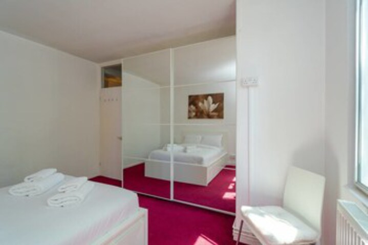 Room 8 of 18