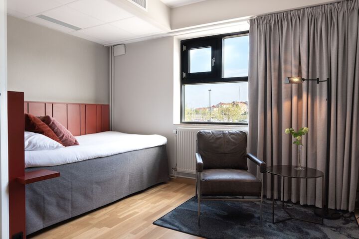 Room 5 of 83