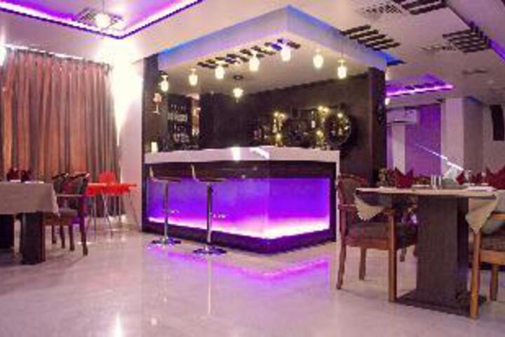 Lounge 4 of 14
