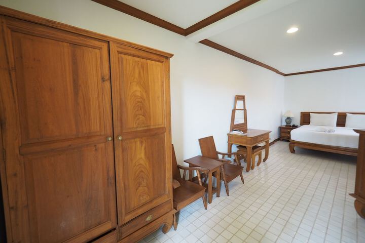 Room 11 of 32