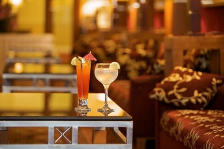 Lounge 33 of 46