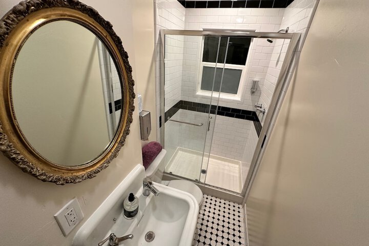 Basic Room 1 Queen Bed Shared Bathroom Upstairs (15 of 22)