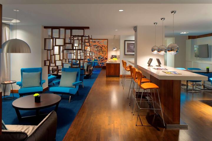 Lounge 104 of 122