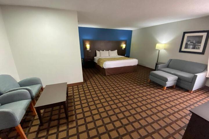 1 King Bed (16 of 18)
