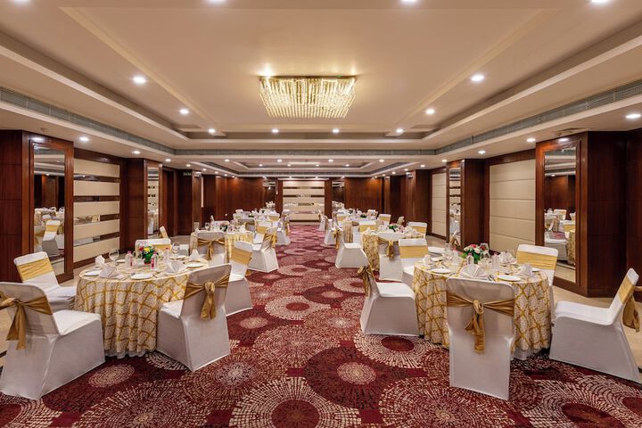Ballroom/Hall 31 of 34
