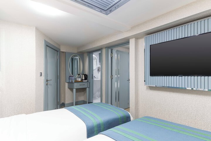 Room 32 of 107