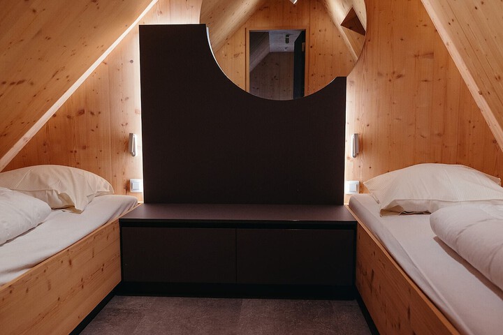 Room 13 of 80