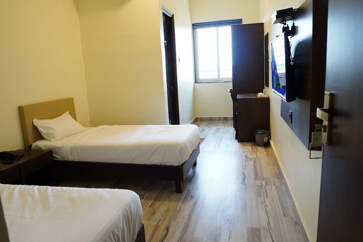 Room 9 of 13