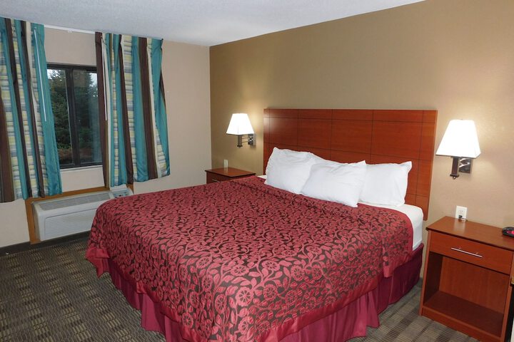 1 Queen Bed Accessible (17 of 19)