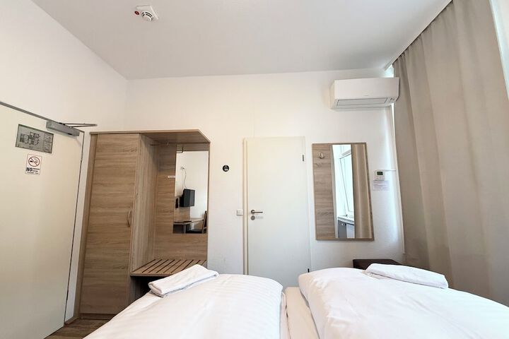 Room 7 of 16