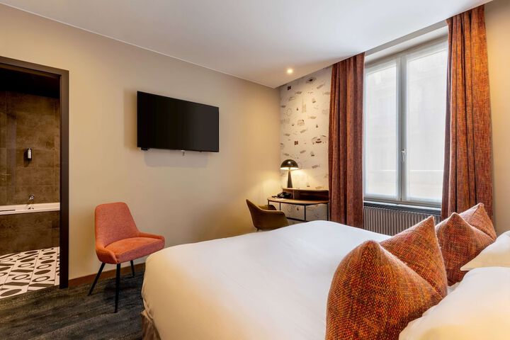 Room 42 of 106