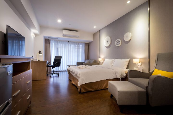 Room 6 of 94