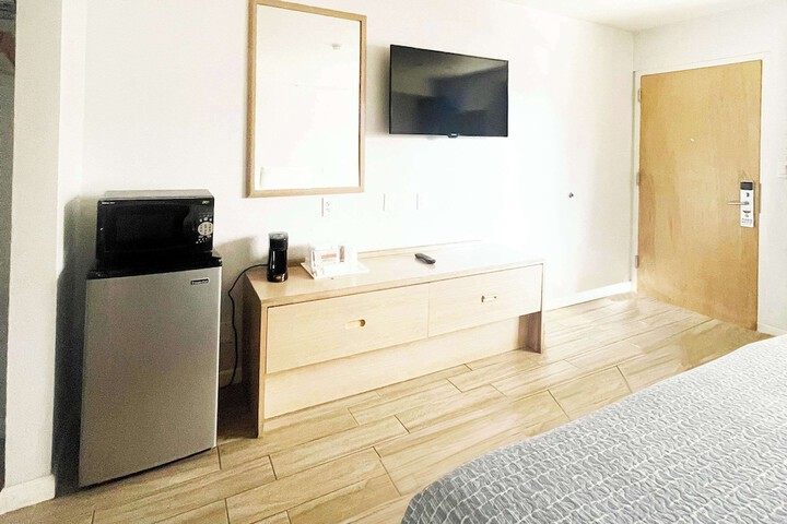 1 Queen Bed (2 of 16)