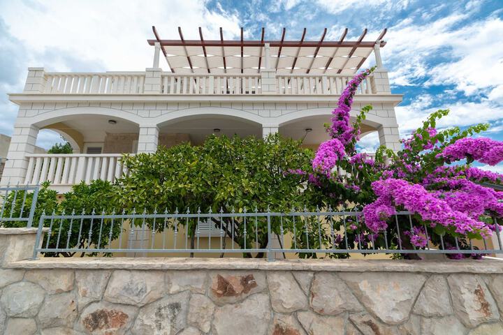 Modern Villa Near the Sea in Blato