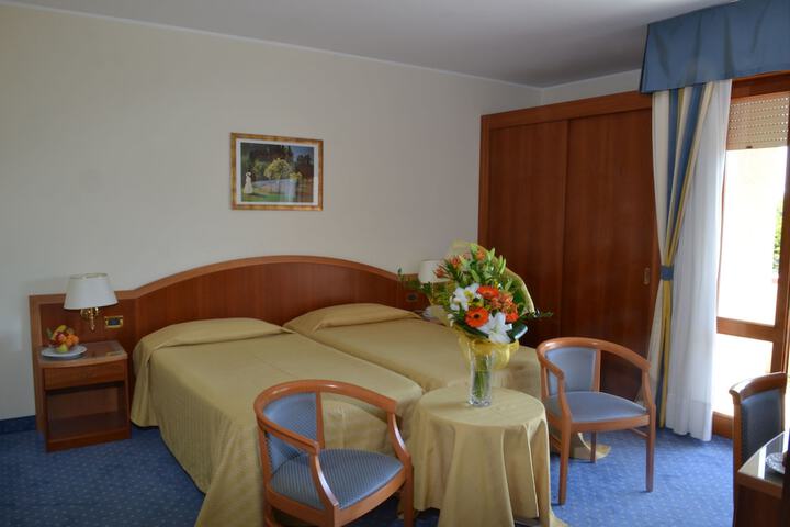 Room 9 of 77
