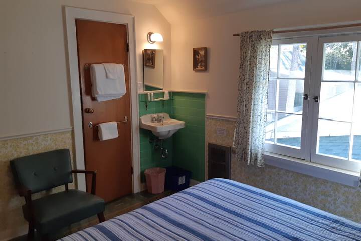 Room 38 of 215