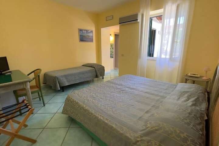 Room 12 of 76