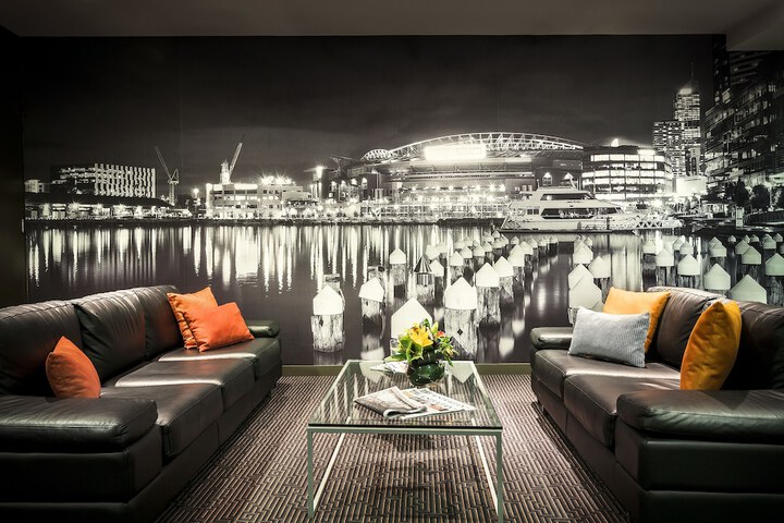 Lounge 25 of 30