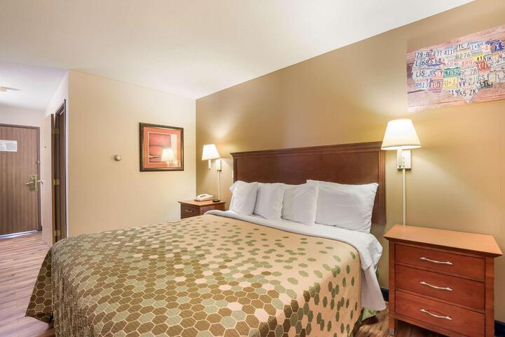 Deluxe King Bed (12 of 13)