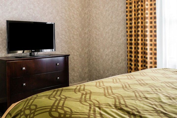 1 Queen Bed (11 of 12)